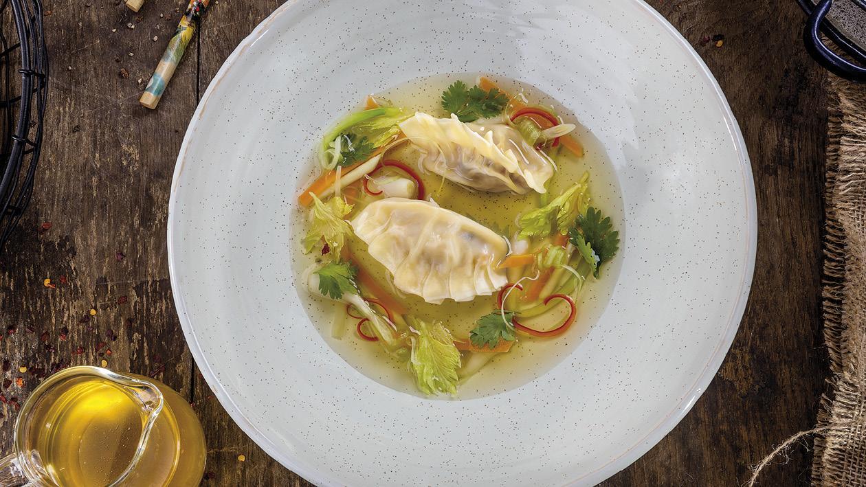 Drůbeží consommé s orientálními pirožky z vepřového masa, ostře kořeněné Drůbeží consommé s orientálními pirožky z vepřového masa, ostře kořeněné