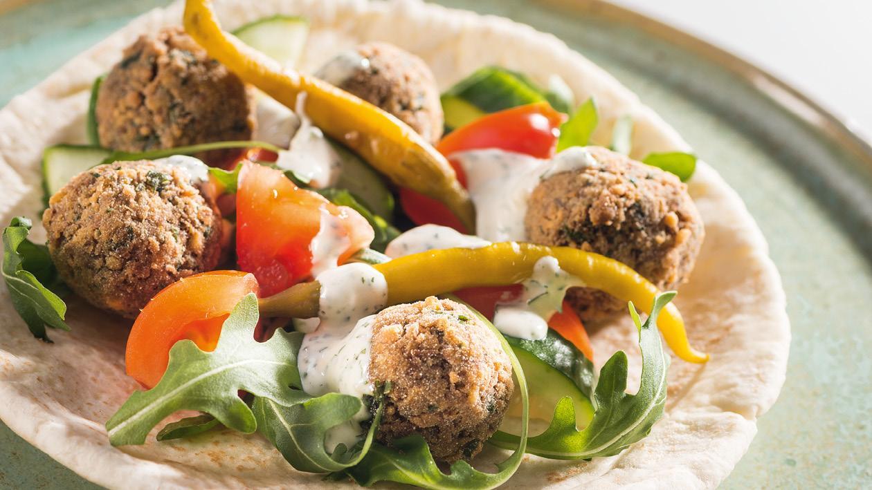 Falafel v chlebu pita s česnekovou omáčkou Falafel v chlebu pita s česnekovou omáčkou