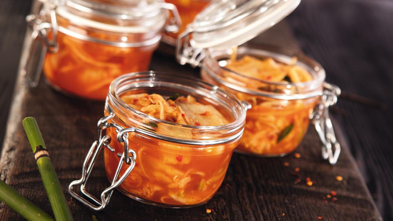 Fermentovaný Kimchi salát podávaný ve sklenici Fermentovaný Kimchi salát podávaný ve sklenici