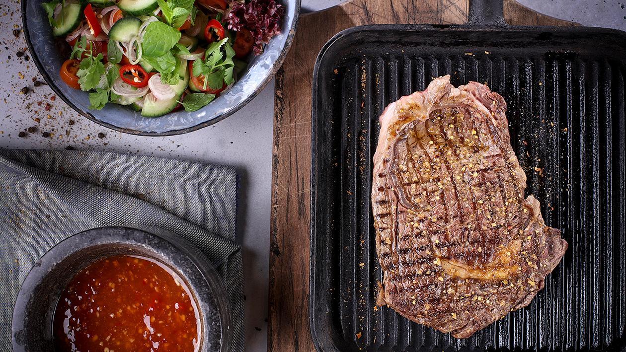 Grilovaný flank steak se salátem Grilovaný flank steak se salátem