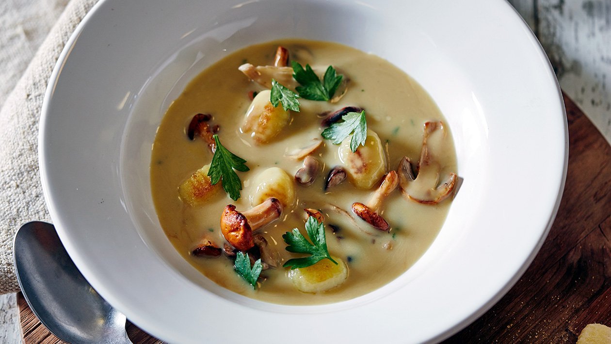 Italská houbová polévka s gnocchi a celerem Italská houbová polévka s gnocchi a celerem