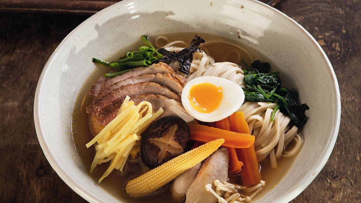 Japonská polévka Ramen s dvojím masem a tekutým vejcem Japonská polévka Ramen s dvojím masem a tekutým vejcem