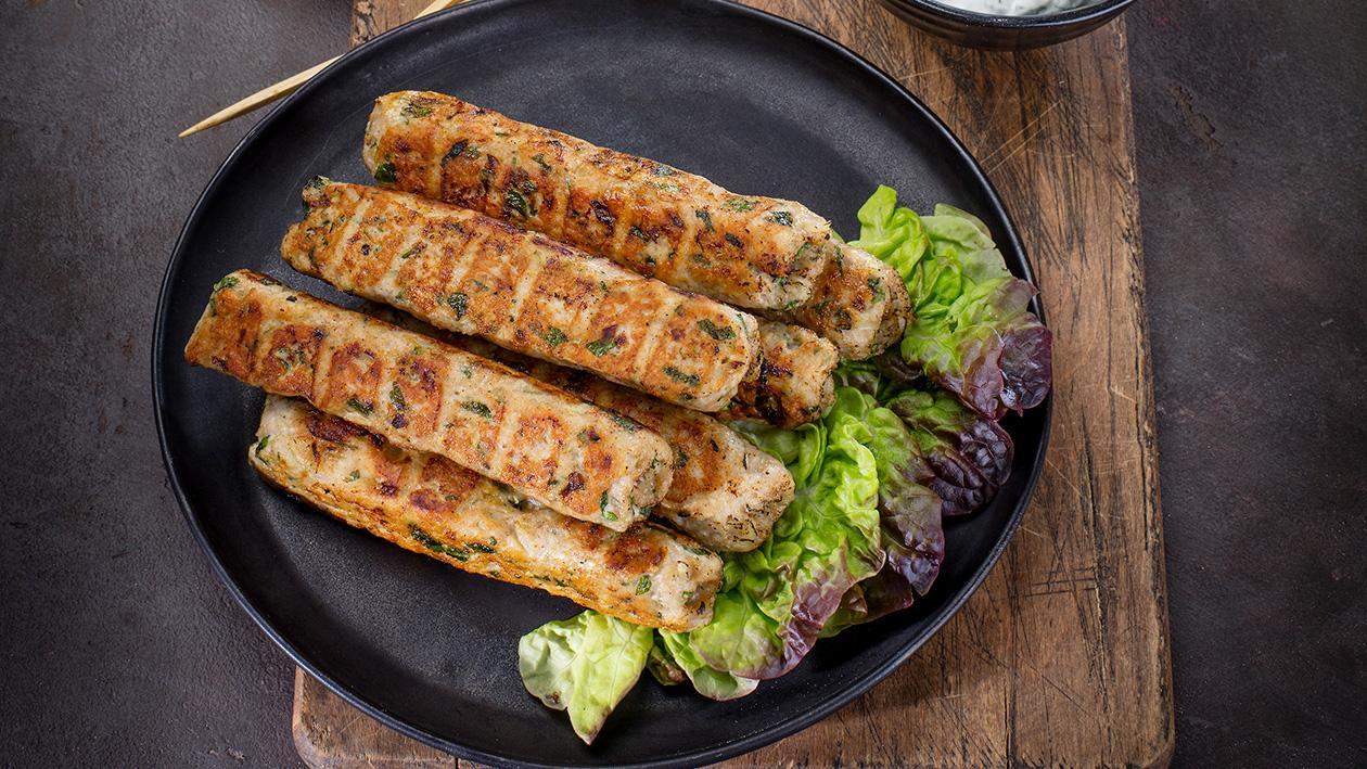 Kebab na špízu s mátovou omáčkou a arabským chlebem Kebab na špízu s mátovou omáčkou a arabským chlebem