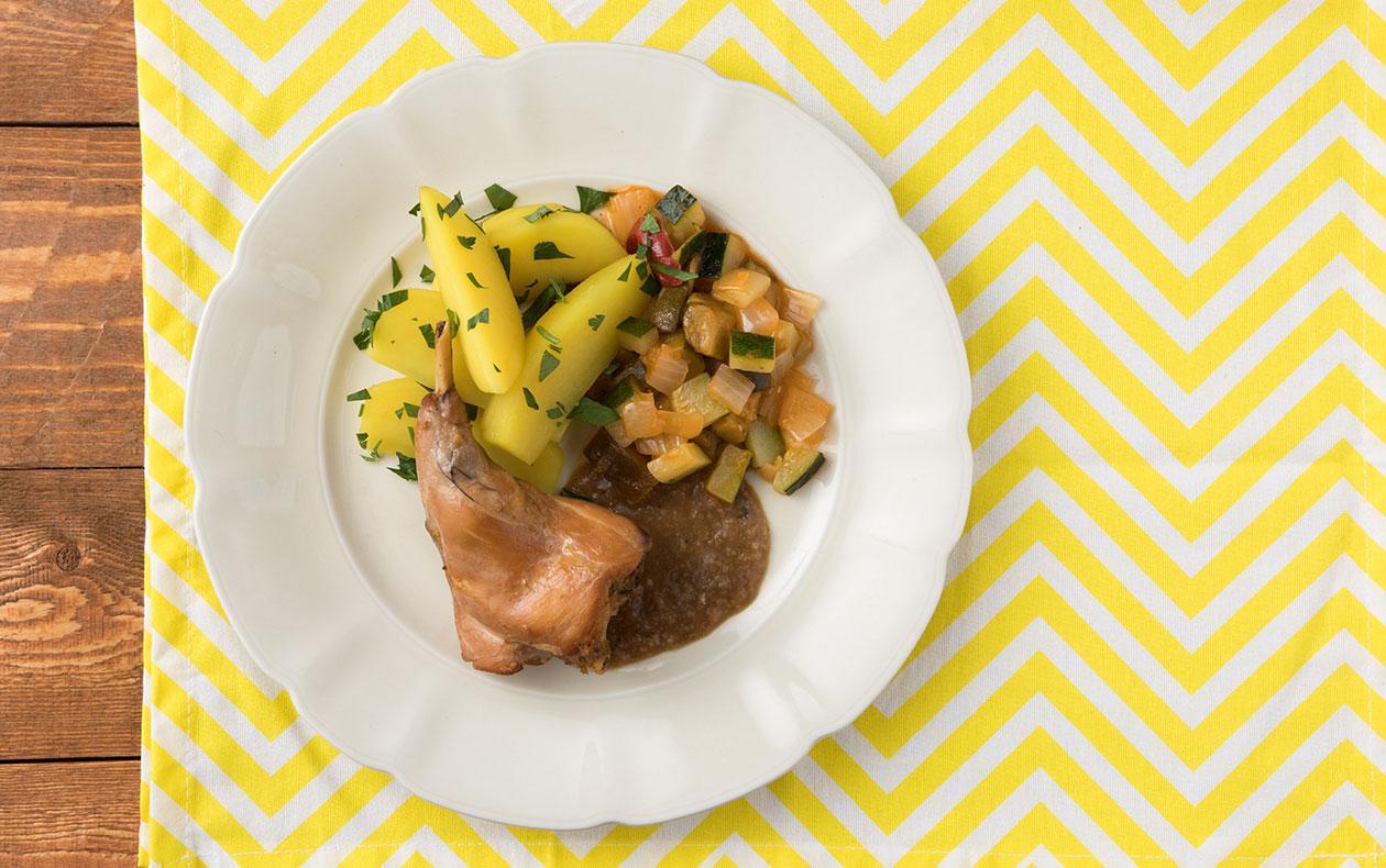 Králík cibulář se zeleninovým ratatouille a petrželovými bramborami Králík cibulář se zeleninovým ratatouille a petrželovými bramborami
