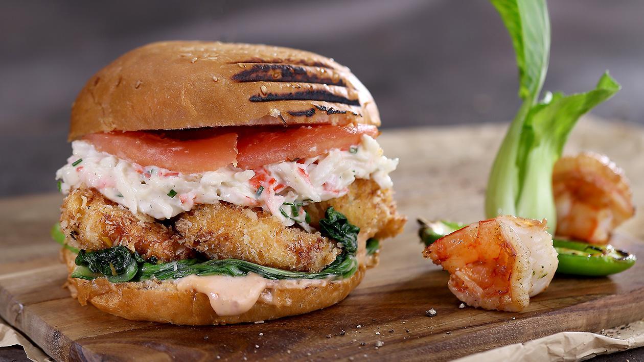 Krevetový burger, grilovaná slanina s čínským zelím a rajčaty, surimi, majonéza jalapeňo Krevetový burger, grilovaná slanina s čínským zelím a rajčaty, surimi, majonéza jalapeňo