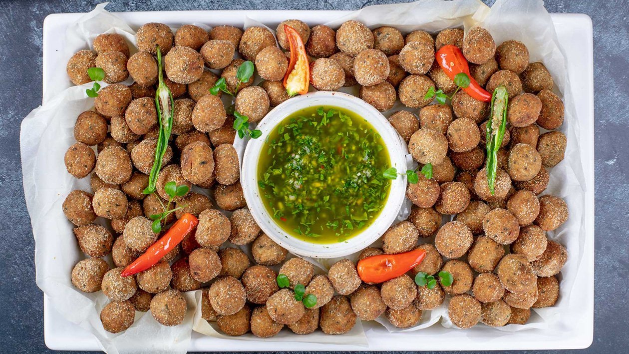 Křupavý falafel z květáku s omáčkou chimichurri Křupavý falafel z květáku s omáčkou chimichurri