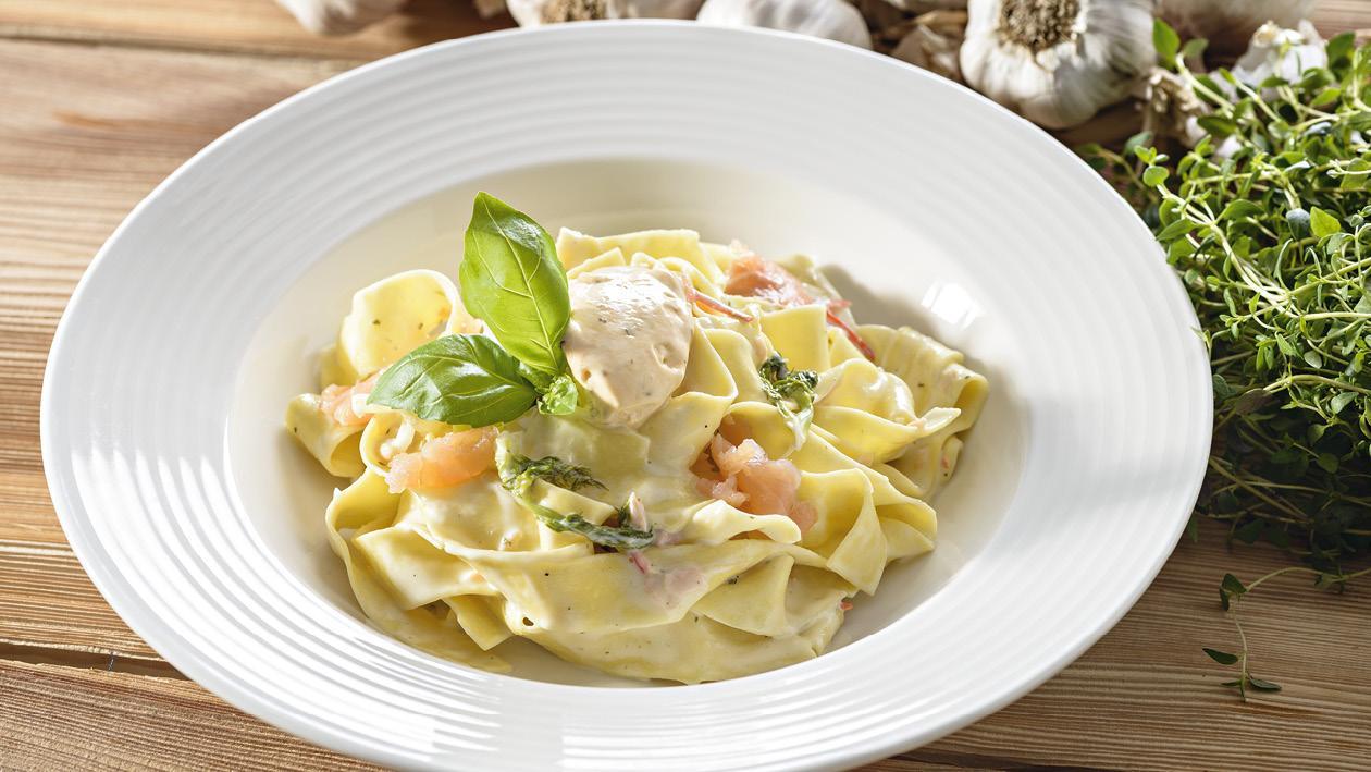 Pappardelle s uzeným lososem a sýrem mascarpone Pappardelle s uzeným lososem a sýrem mascarpone