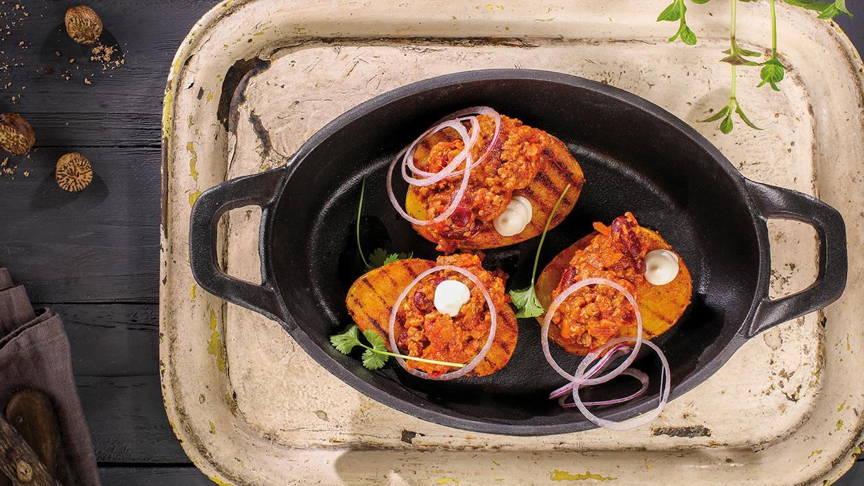 Pečené brambory plněné chilli con carne Pečené brambory plněné chilli con carne