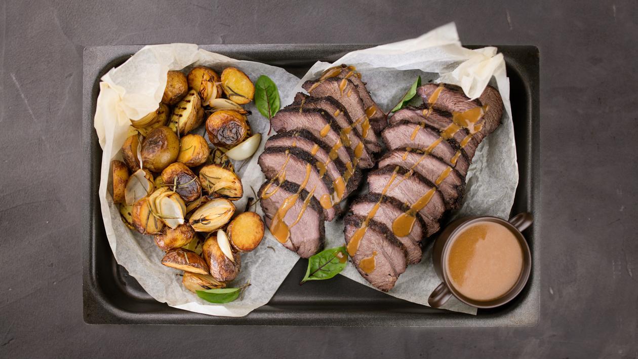 Pečeně z divočáka s brambory a jalovcovou demi glace omáčkou s gorgonzolou Pečeně z divočáka s brambory a jalovcovou demi glace omáčkou s gorgonzolou