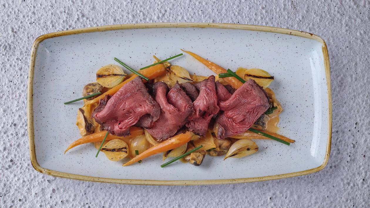 Pečený roastbeef s cibulí, mrkví a červeným kari Pečený roastbeef s cibulí, mrkví a červeným kari