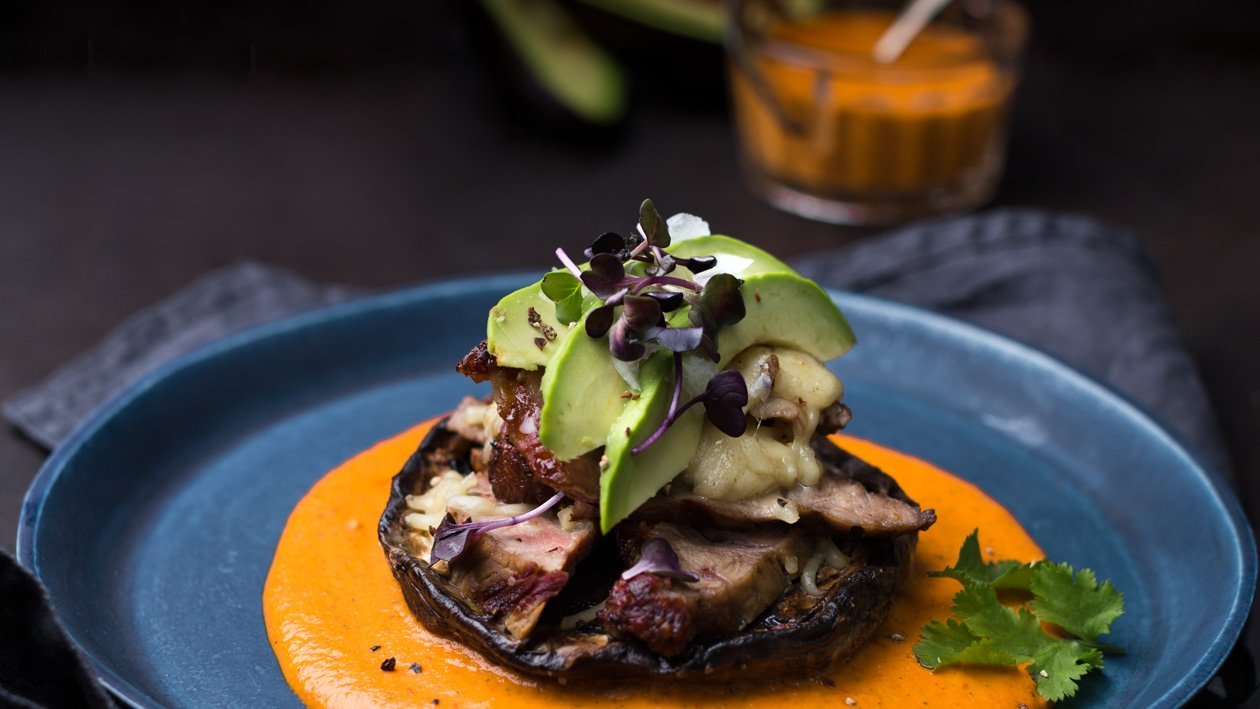 Portobello plněné steakem s krémovou omáčkou z pečených paprik Portobello plněné steakem s krémovou omáčkou z pečených paprik