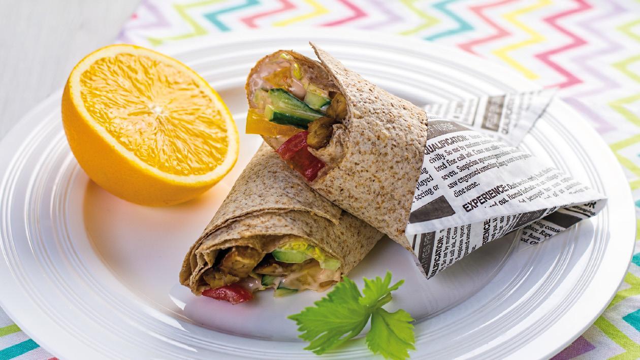 Pšeničná tortilla s čerstvou zeleninou a pečenm tempehem Pšeničná tortilla s čerstvou zeleninou a pečenm tempehem