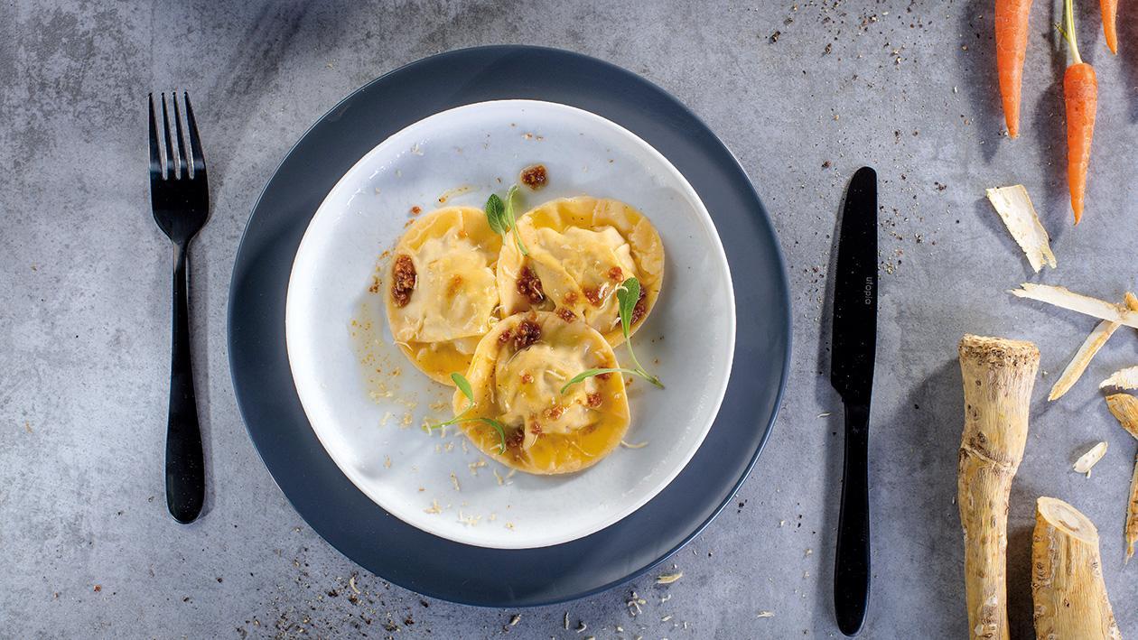 Ravioly plněné konfitovaným kachním masem v máslové omáčce s parmazánem a citronem Ravioly plněné konfitovaným kachním masem v máslové omáčce s parmazánem a citronem