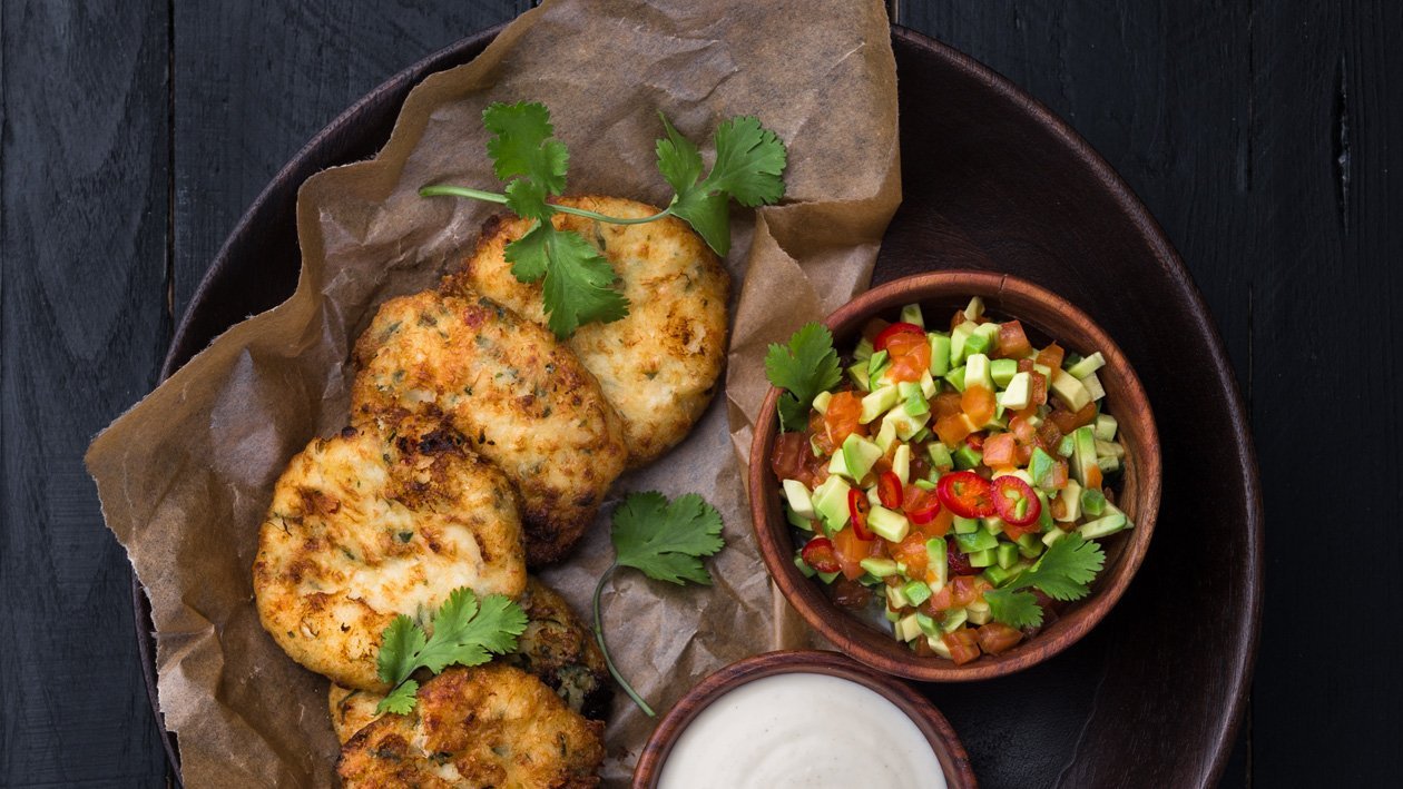 Rybí koláčky s krabem a pikantní salsa z avokáda Rybí koláčky s krabem a pikantní salsa z avokáda
