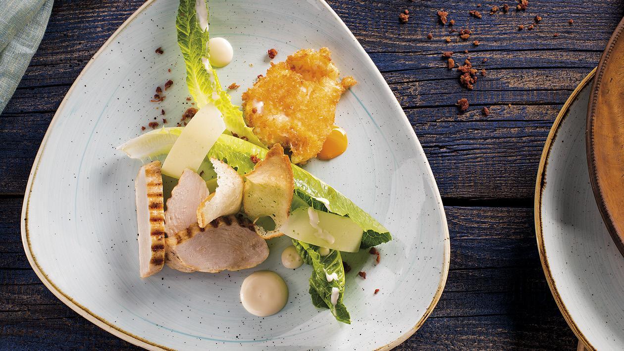Salát Caesar s grilovaným kuřetem, vejcem obaleným v parmezánu a krémovou omáčkou Salát Caesar s grilovaným kuřetem, vejcem obaleným v parmezánu a krémovou omáčkou