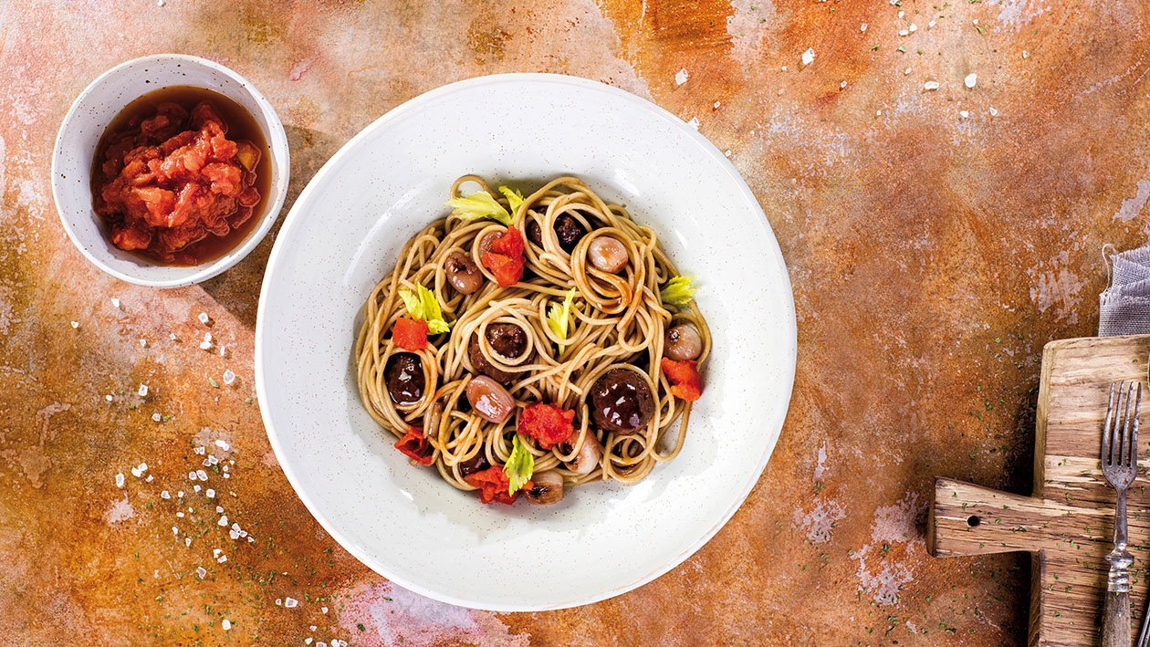 Spaghetti s hovězími kuličkami a salsou Spaghetti s hovězími kuličkami a salsou