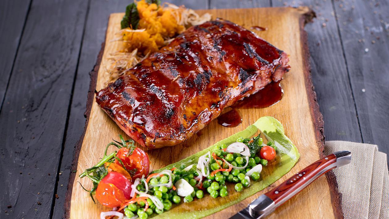Žebírka BBQ s medovo-pivní glazurou, pyré ze sladkých brambor, zelený hrášek Žebírka BBQ s medovo-pivní glazurou, pyré ze sladkých brambor, zelený hrášek