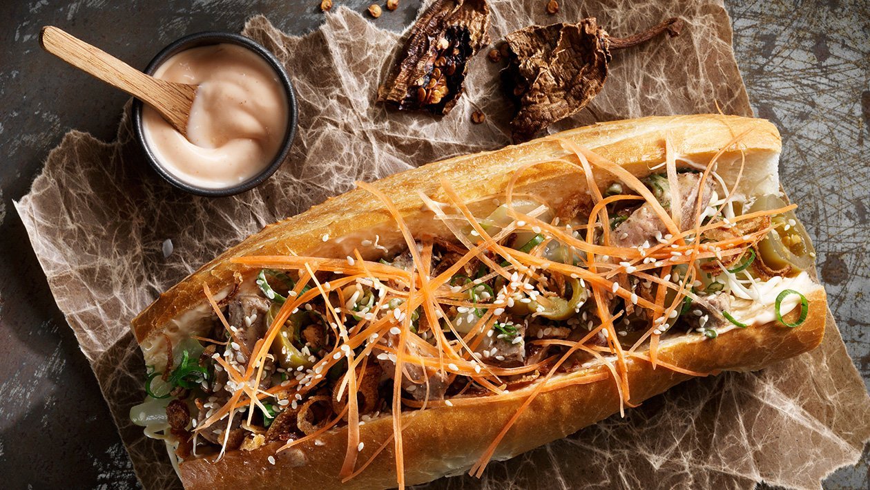 Banh mi med svinekød, sriracha-mayonnaise, soya og ristede løg Banh mi med svinekød, sriracha-mayonnaise, soya og ristede løg