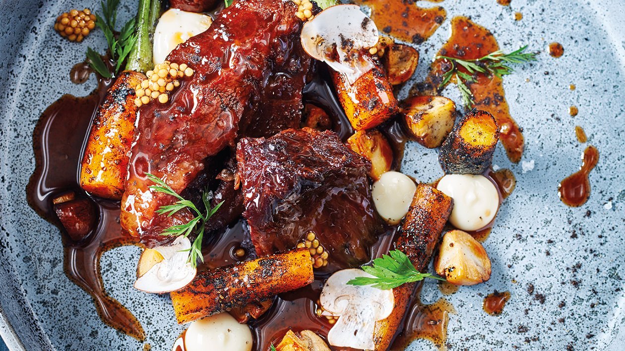 Braiseret Oksekæber med urter og ristet Aioli Braiseret Oksekæber med urter og ristet Aioli