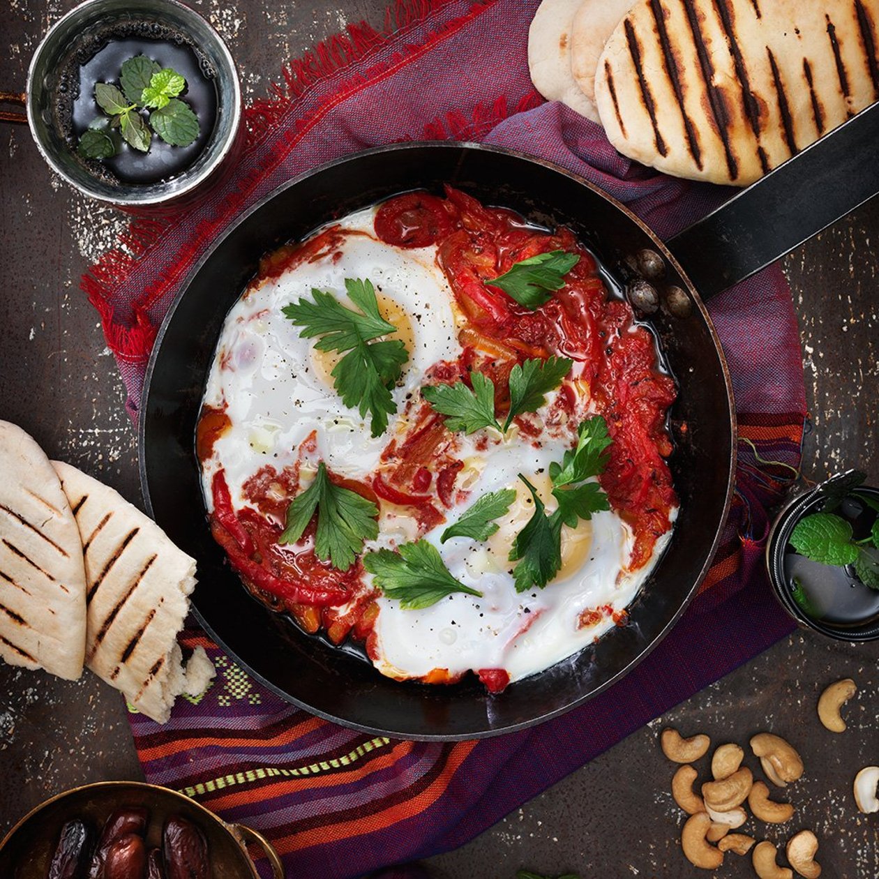 Chachouka-varm nordafrikansk gryde med paprika,tomat og æg Chachouka-varm nordafrikansk gryde med paprika,tomat og æg