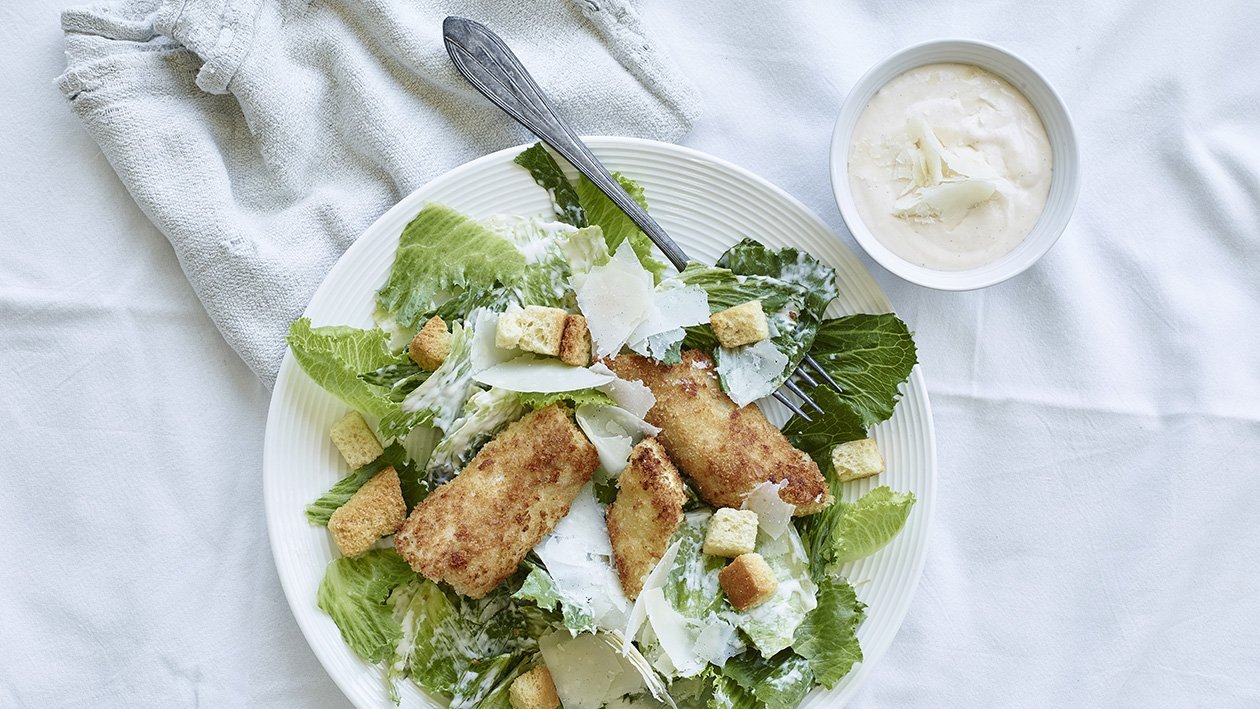 Cæsarsalat med sprød fisk og hummercreme Cæsarsalat med sprød fisk og hummercreme