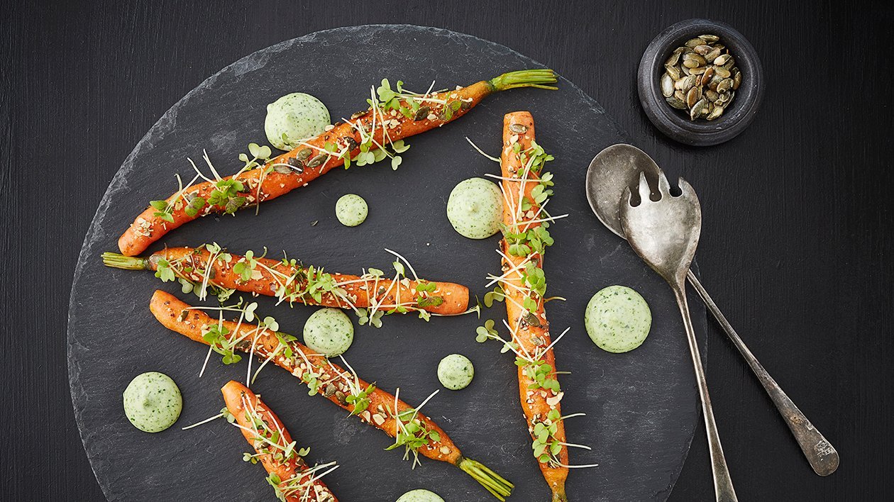 Glaseret gulerod med Roast Umami, estragoncreme og saltkerner Glaseret gulerod med Roast Umami, estragoncreme og saltkerner