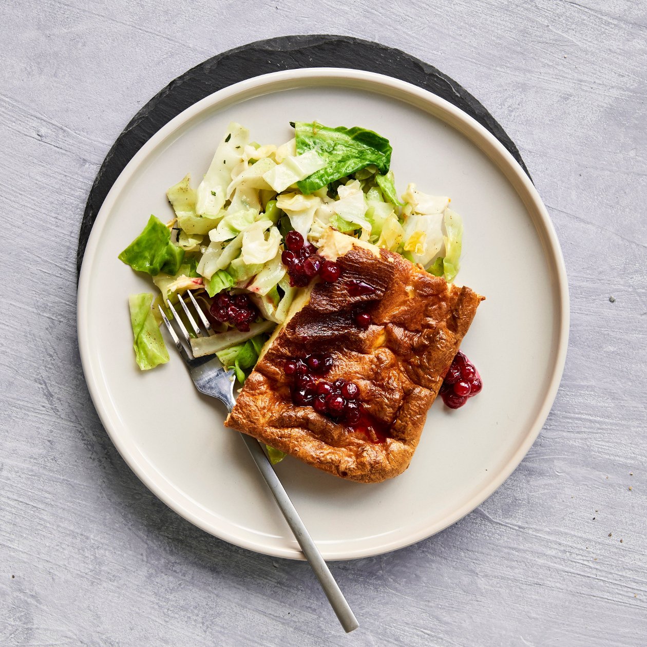 Glutenfri ovnpandekage med kål og tyttebær Glutenfri ovnpandekage med kål og tyttebær