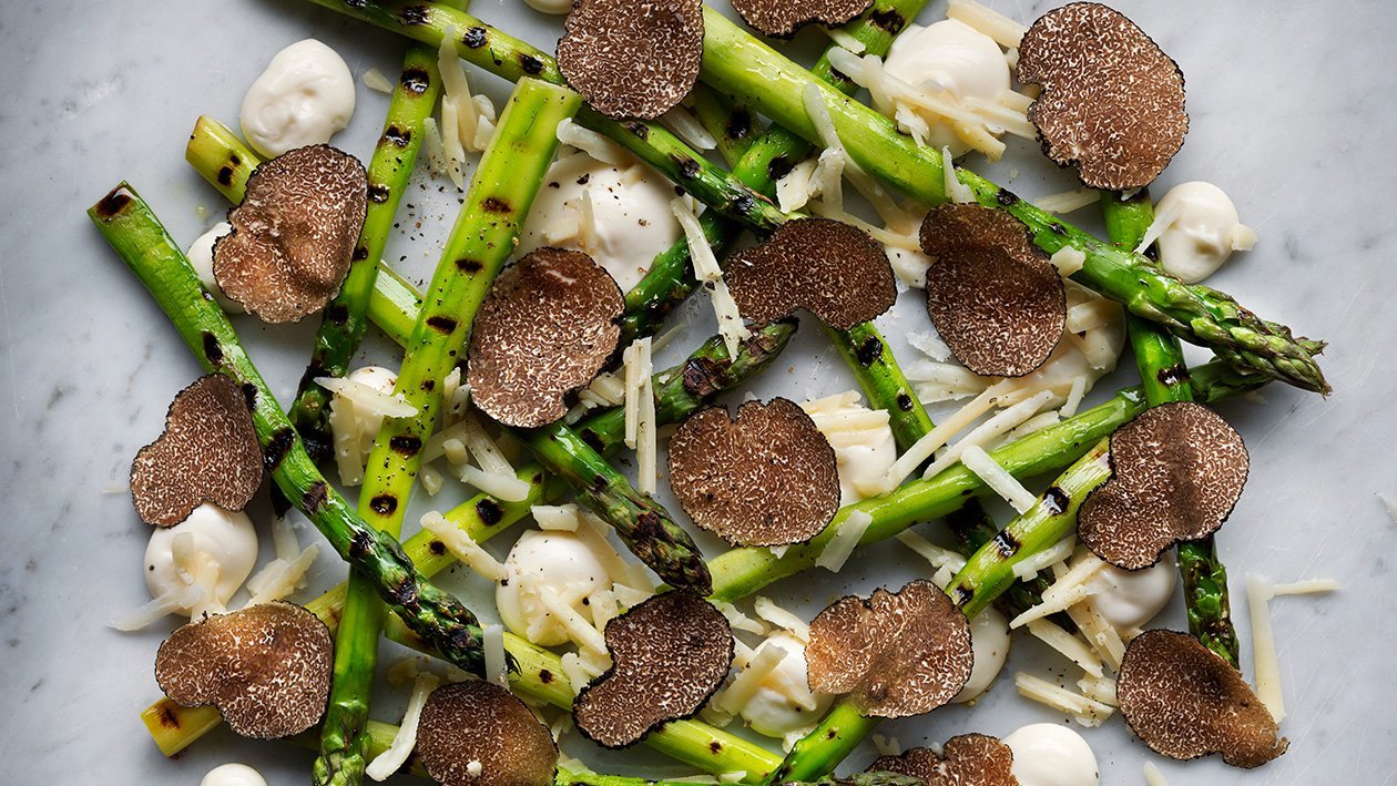 Grillet asparges med trøffelmayonnaise og ost Grillet asparges med trøffelmayonnaise og ost