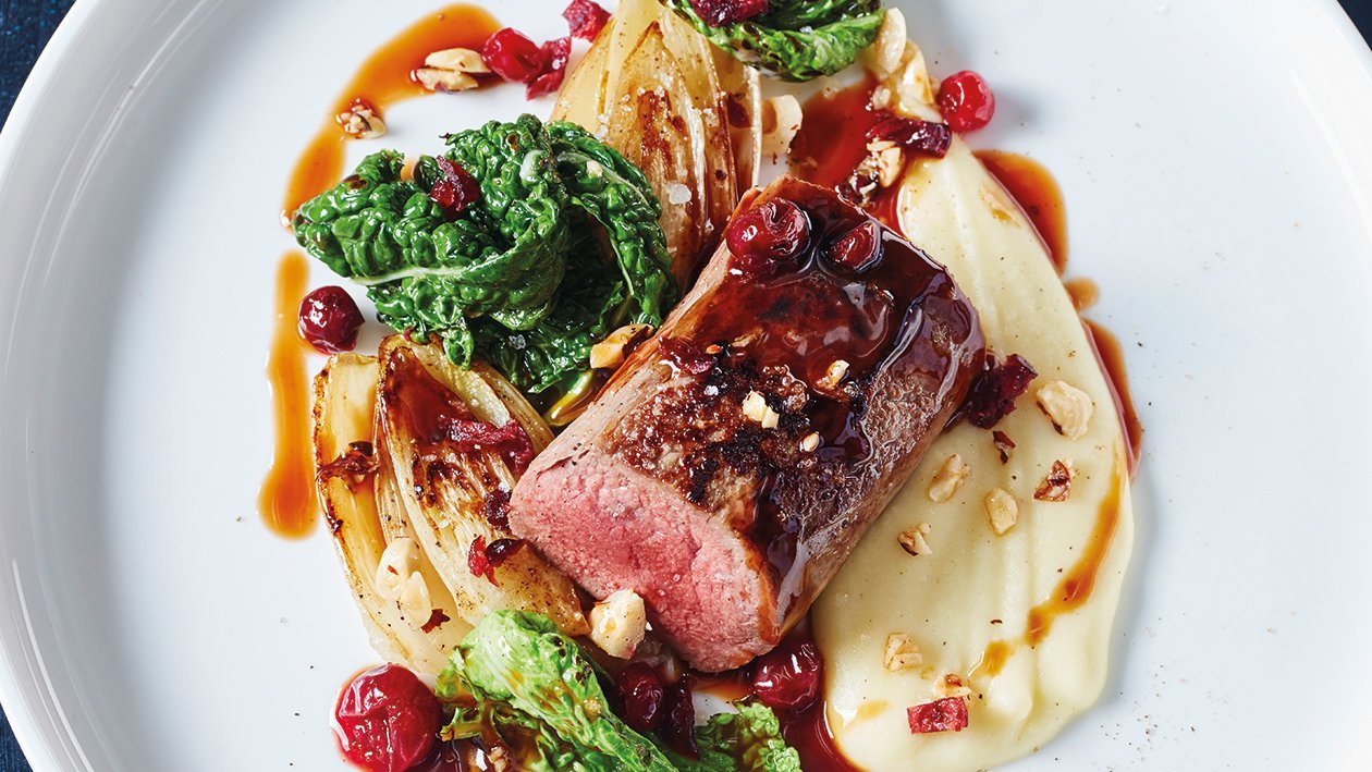 Hjortefilet med friteret grønkål og vildtsky Hjortefilet med friteret grønkål og vildtsky