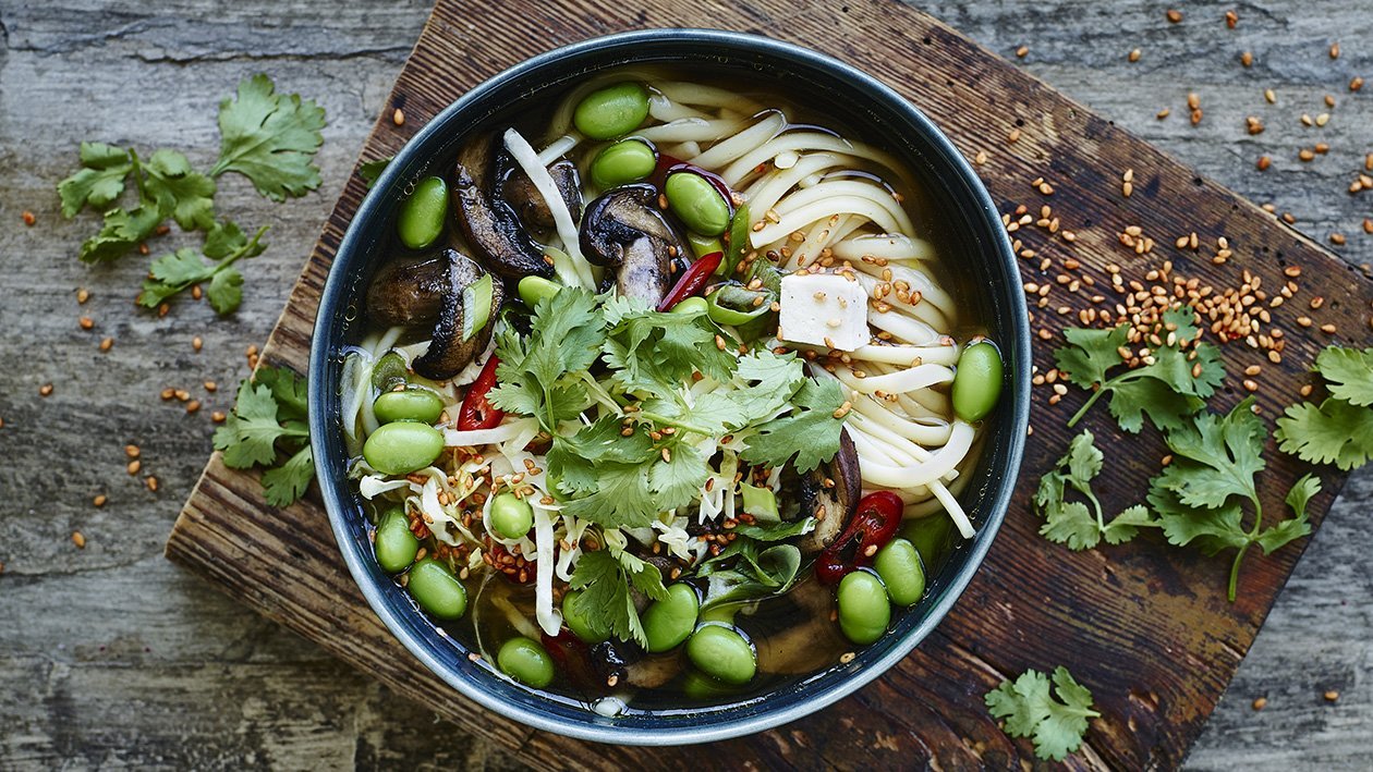 Klar asiatisk suppe med sprøde grøntsager og nudler Klar asiatisk suppe med sprøde grøntsager og nudler