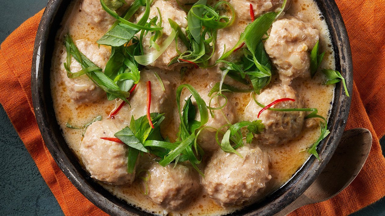 Kyllingekødboller med thailandsk panangsauce Kyllingekødboller med thailandsk panangsauce