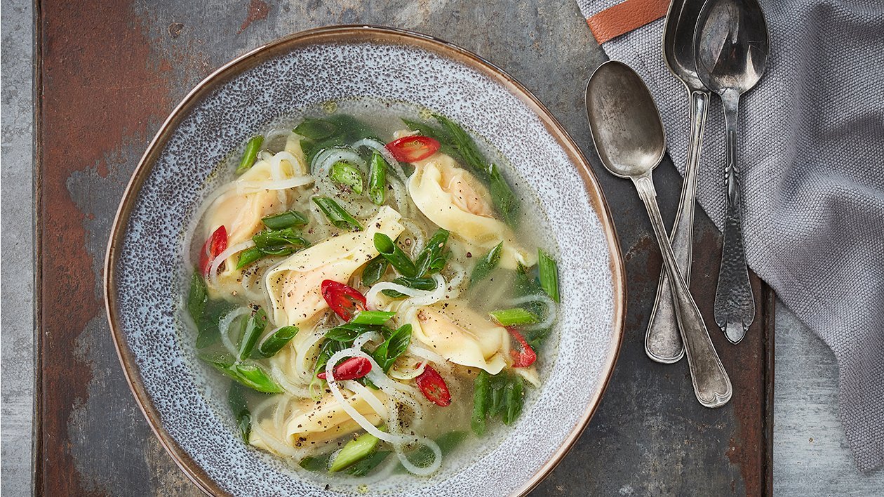 Nudler af glaskål med urtewonton Nudler af glaskål med urtewonton