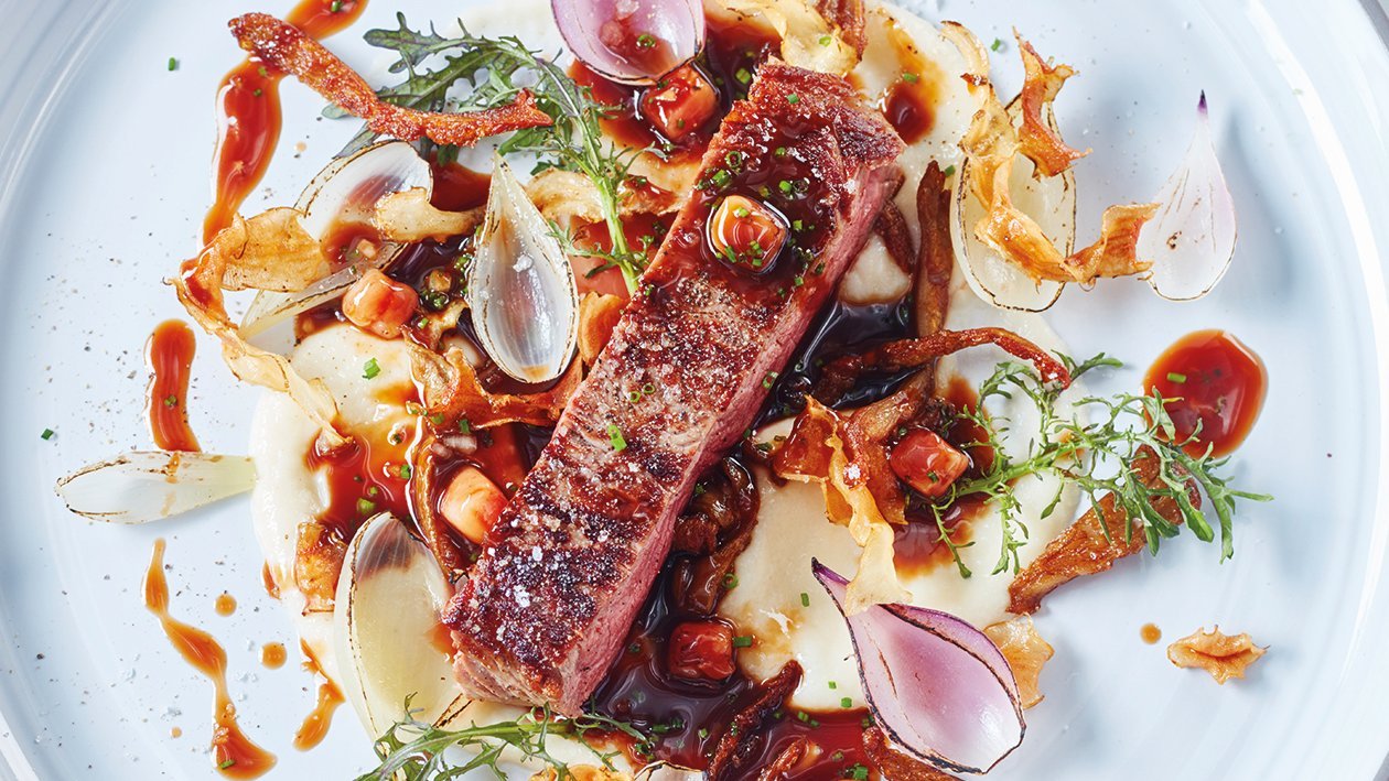 Oksefilet med jordskokker og rødvinssauce med røget marv Oksefilet med jordskokker og rødvinssauce med røget marv