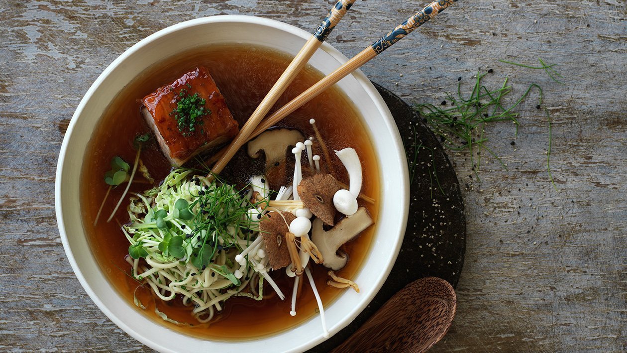 Ramen suppe med nudler, svampe og glaseret gris Ramen suppe med nudler, svampe og glaseret gris