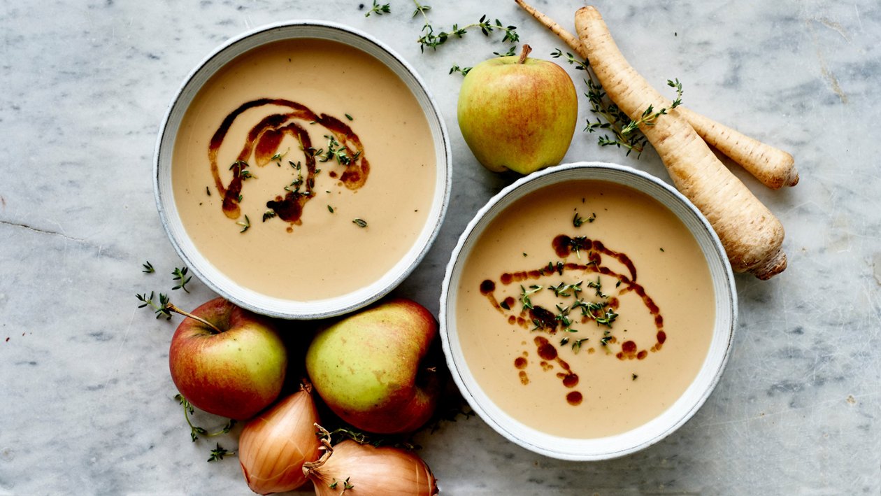 Ristet pastinaksuppe med æble Ristet pastinaksuppe med æble