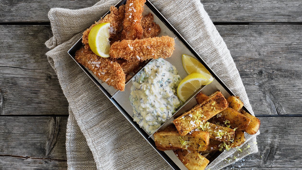 Sprøde deluxe fiskefingre med nordisk tartarsauce og store fritter. Sprøde deluxe fiskefingre med nordisk tartarsauce og store fritter.