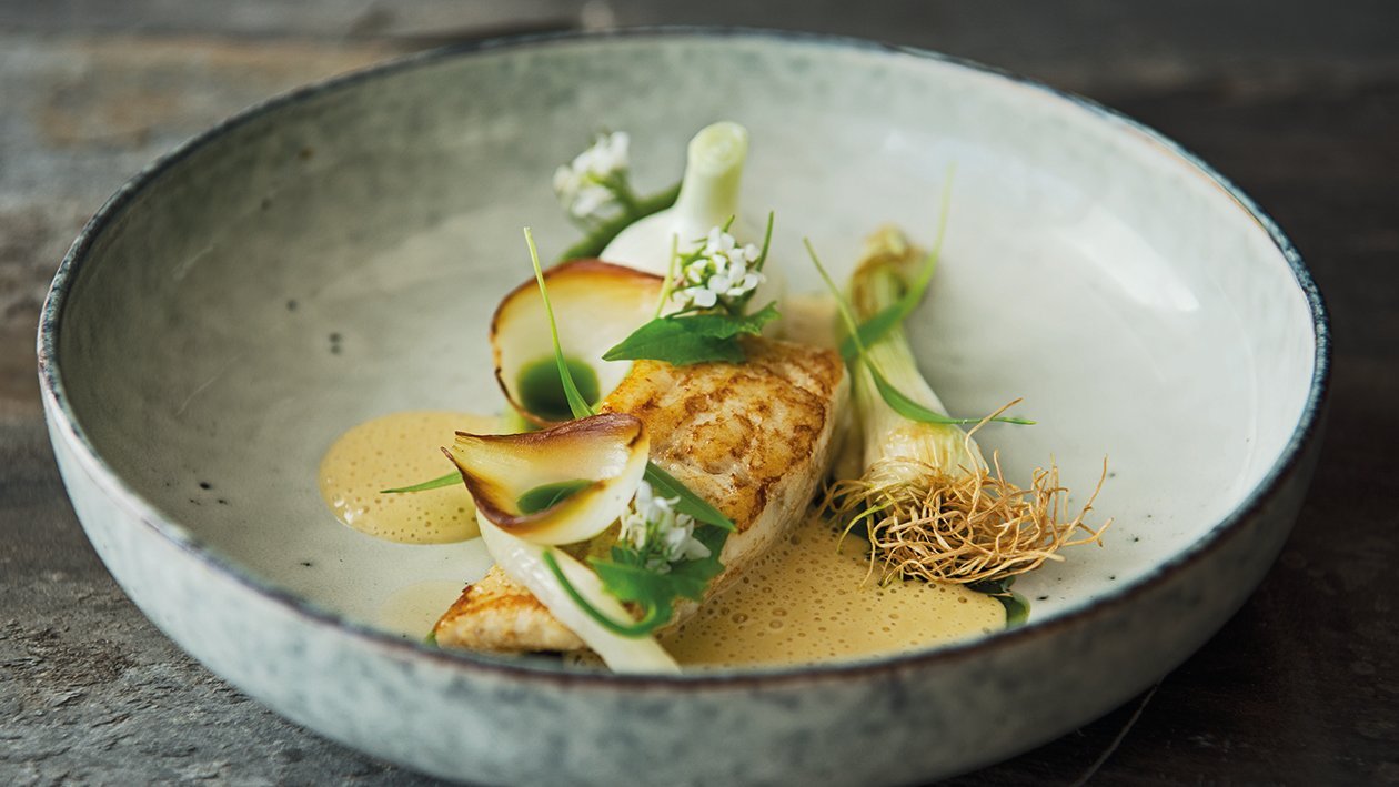 Stegt pighvar med variation af løg Stegt pighvar med variation af løg
