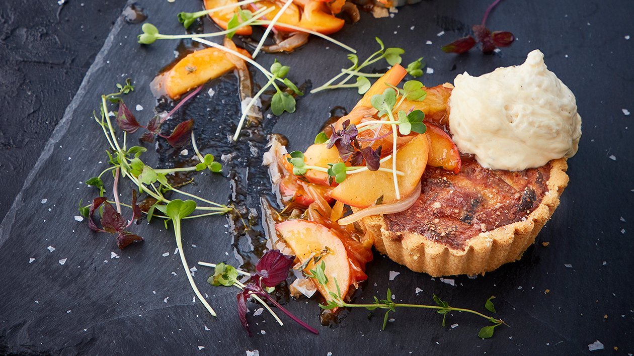 Svampe quiche, kompot af æble, løg og mango toppet med skovsvampeskum Svampe quiche, kompot af æble, løg og mango toppet med skovsvampeskum