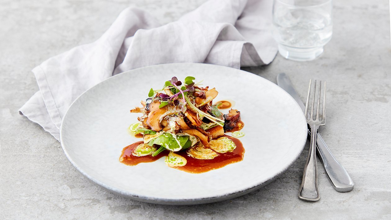 Syltet svampetoast med miso-glace på stegt kyllingefond, garneret med letrøget persillefløde Syltet svampetoast med miso-glace på stegt kyllingefond, garneret med letrøget persillefløde