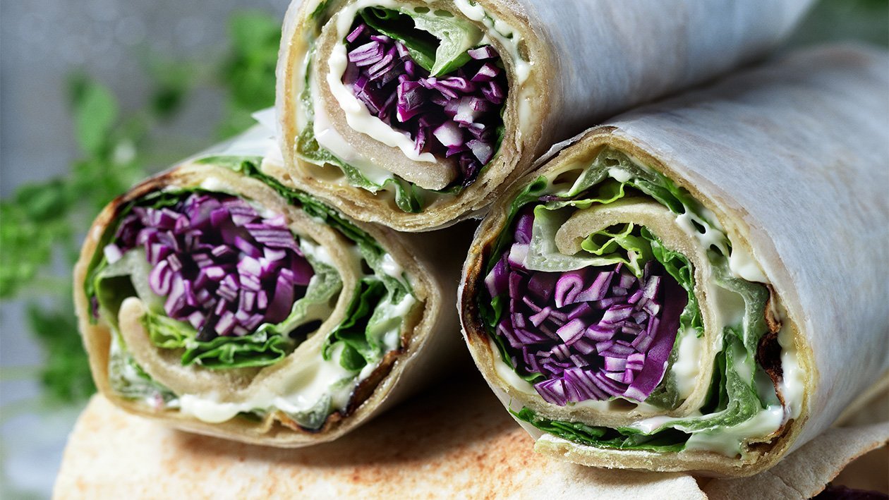 Wraps med rødkålssalat og fennikelpesto Wraps med rødkålssalat og fennikelpesto