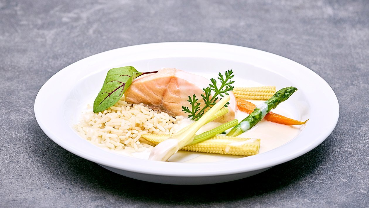 Pochierter Lachs mit Pilaw Reis und sautiertem Gemüse