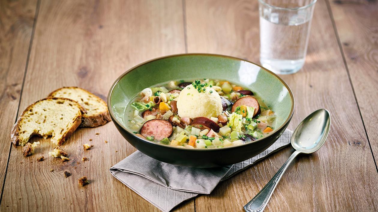 Winter Minestrone mit Kartoffeln, Geselchtes, Hauswurst und Grießknödel