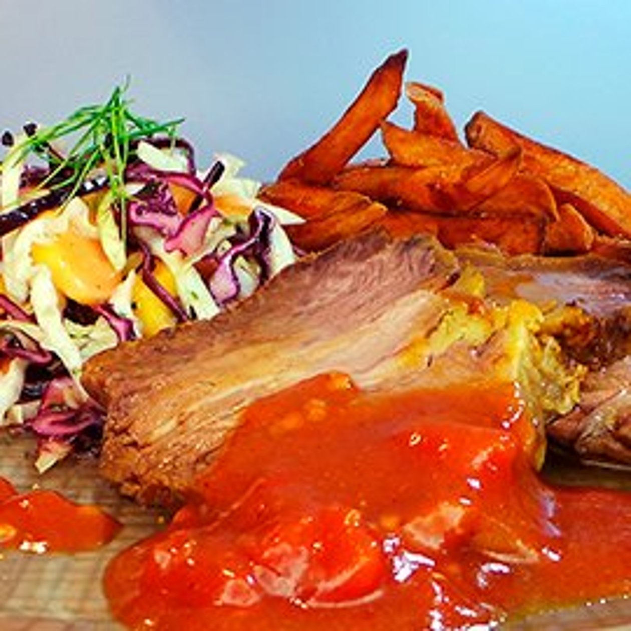 16 Stunden Brisquet mit Boubon - Chipottle - Sauce, Papayakraut und Sweet Potato Fries 16 Stunden Brisquet mit Boubon - Chipottle - Sauce, Papayakraut und Sweet Potato Fries
