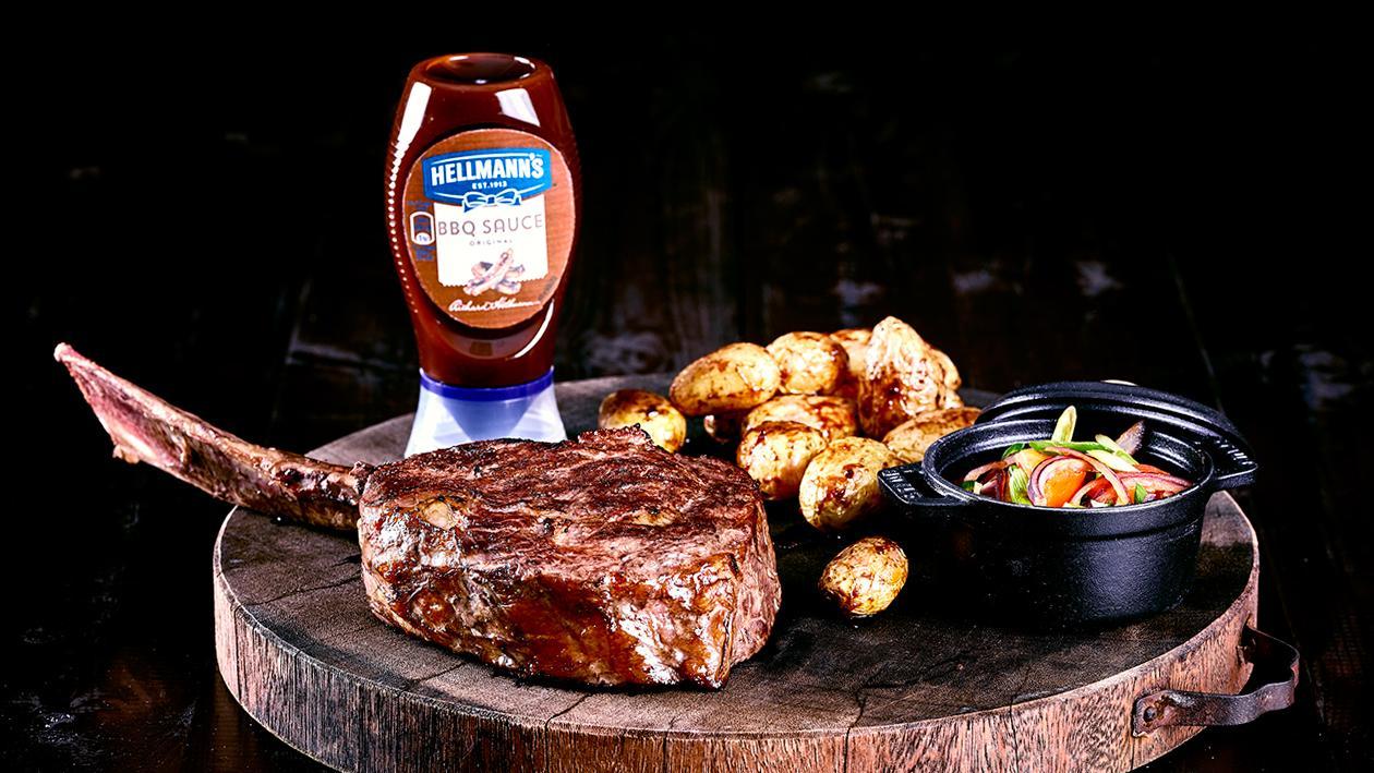 800°C Tomahawk Steak mit lauwarmen Tomatensalat und BBQ Kartoffeln 800°C Tomahawk Steak mit lauwarmen Tomatensalat und BBQ Kartoffeln
