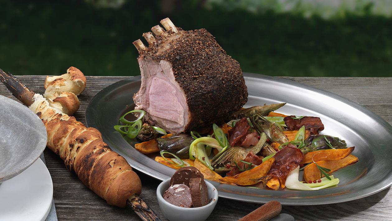 Am Stück gegrilltes Schweins-Kotelette mit Kakao-Chilischaum und Süsskartoffel Am Stück gegrilltes Schweins-Kotelette mit Kakao-Chilischaum und Süsskartoffel