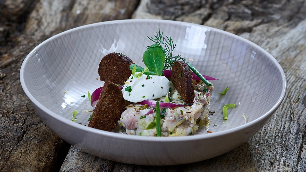 Apfel - Matjestatar mit Meerrettichcreme und Pumpernickel Apfel - Matjestatar mit Meerrettichcreme und Pumpernickel