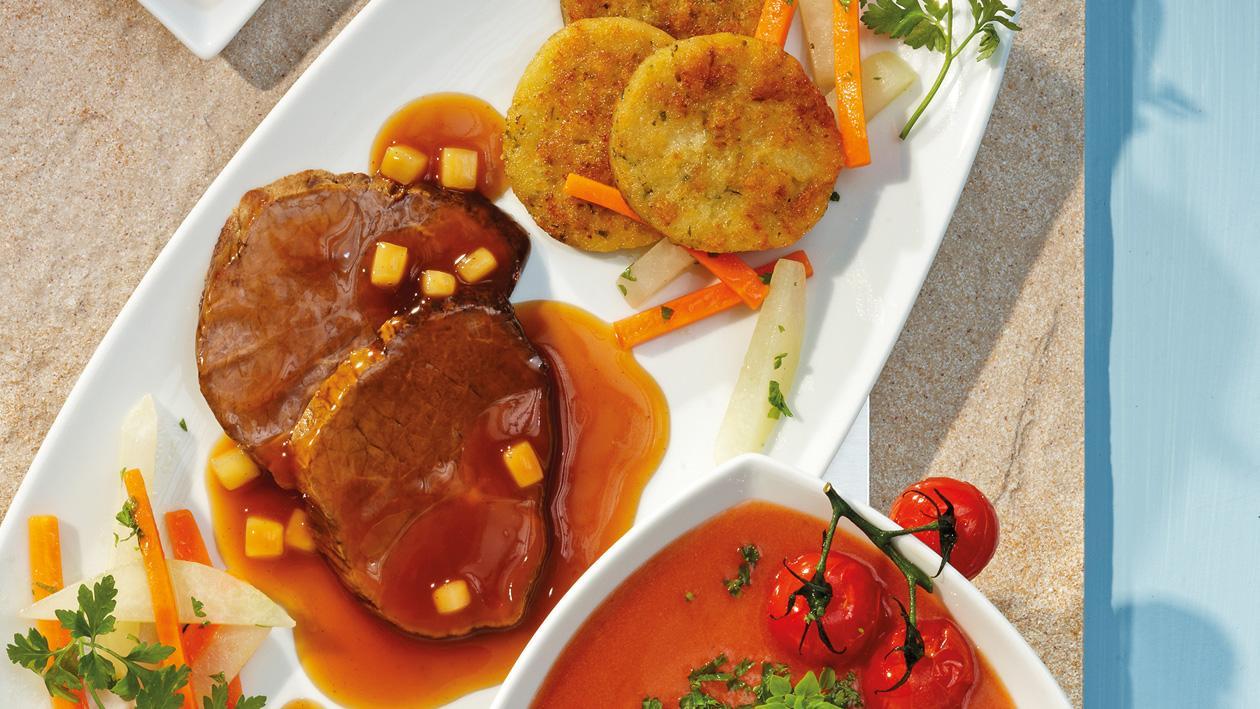 Apfelmostbraten mit Karotten-Kohlrabigemüse und Serviettenknödeltaler Apfelmostbraten mit Karotten-Kohlrabigemüse und Serviettenknödeltaler
