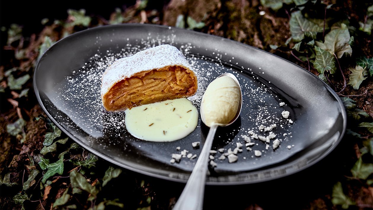 Apfelstrudel mit Bratapfelhalbgefrorenen und Lavendelsauce Apfelstrudel mit Bratapfelhalbgefrorenen und Lavendelsauce