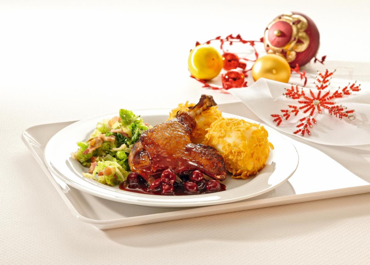Aromatisierte Entenkeule an Schoko-Kirsch-Sauce, Speck-Wirsing und Kartoffelknödel im Cornflakesmantel Aromatisierte Entenkeule an Schoko-Kirsch-Sauce, Speck-Wirsing und Kartoffelknödel im Cornflakesmantel