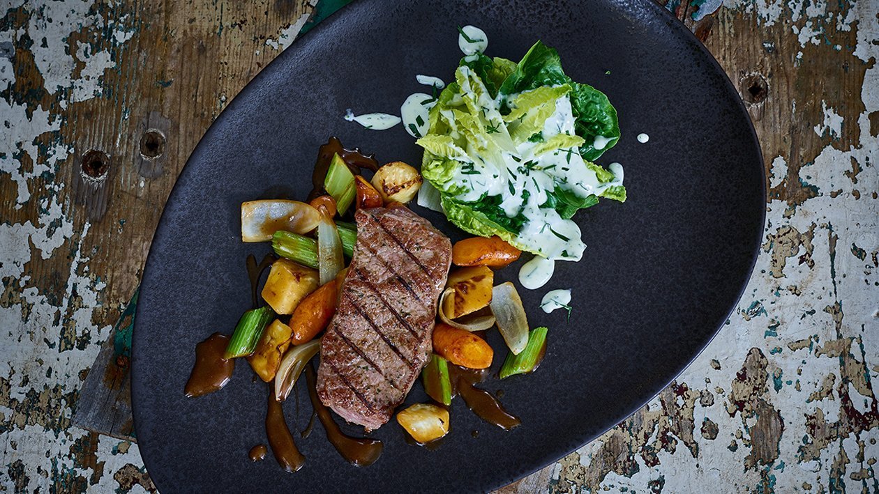 Asado vom Rind mit aromatisiertem Wurzelgemüse Asado vom Rind mit aromatisiertem Wurzelgemüse